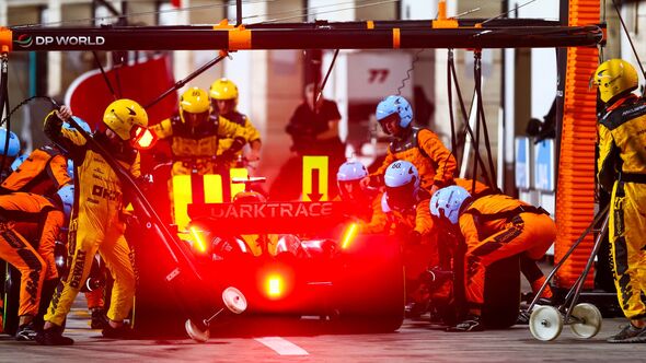 McLaren pit stop 5002247