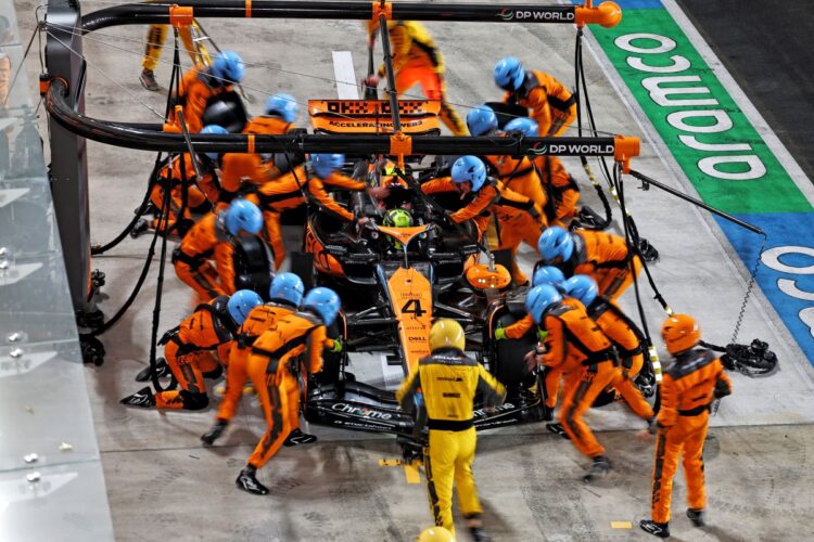 QatarGP McLaren pitstop 750x500 1