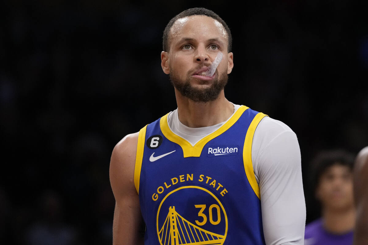 Golden State Warriors guard Stephen Curry stands on the court in at the closing minutes of a loss to the Los Angeles Lakers