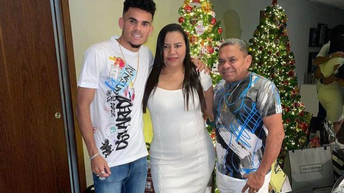 Luis Diaz with his parents