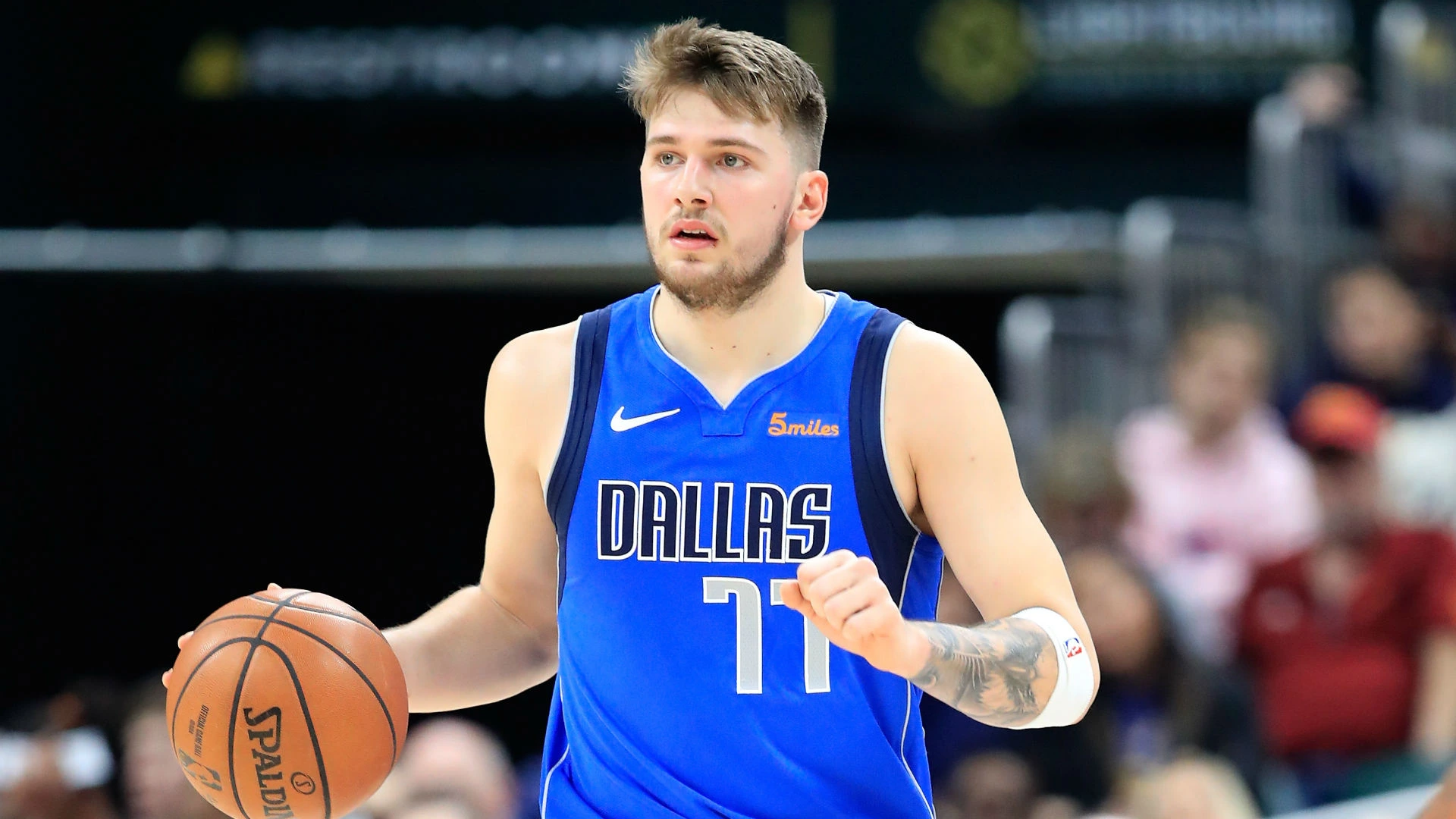 Luka Doncic gifts jerseys to the Super Bowl Champion Patrick Mahomes and wife