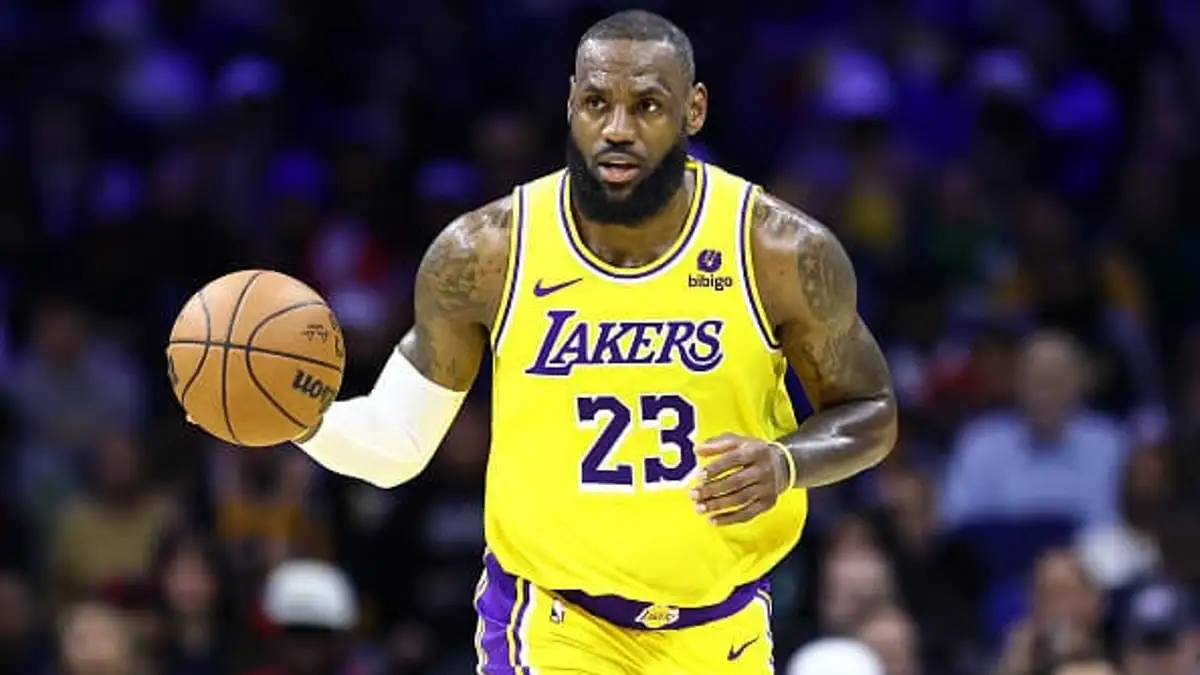 The NBA legend LeBron James provides one-word remark after Lakers blow out to Sixers in front of NFL Jalen Hurts