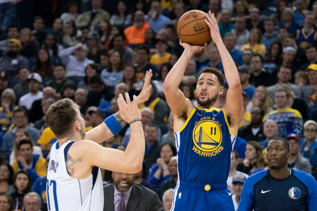 Warriors star Stephen Curry's solo act ignites late-game drama in a defeat to Kings amid Klay Thompson's early-season struggle