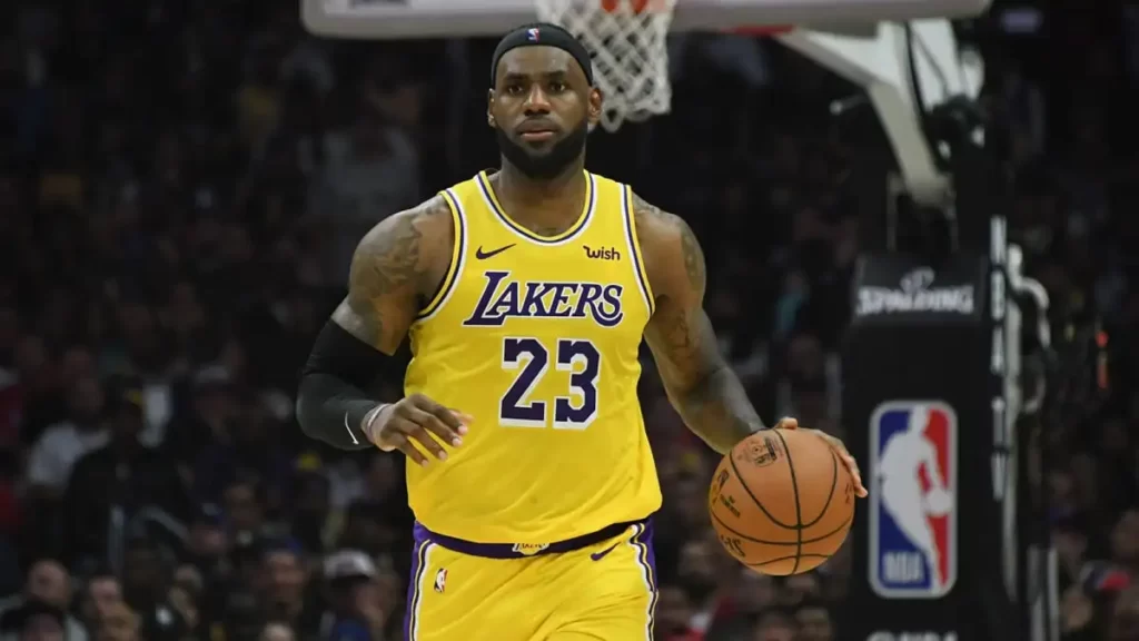 LeBron James frown against the ejection of Giannis in Pistons' game