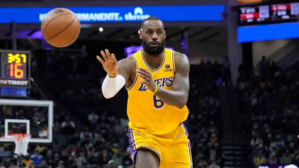 Lakers star LeBron James is older three NBA coaches at 38 Years 326 days