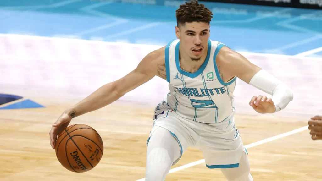 Shams Charania of the Athletic gives LaMelo Ball Injury Hornets amid a humiliating loss to Knicks as star PG expected to be out for multiple weeks