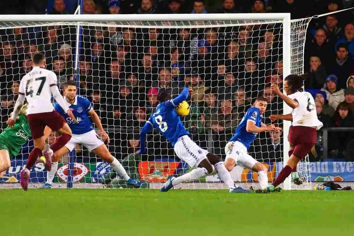 Sean Dyche fumes after Man City awarded controversial penalty