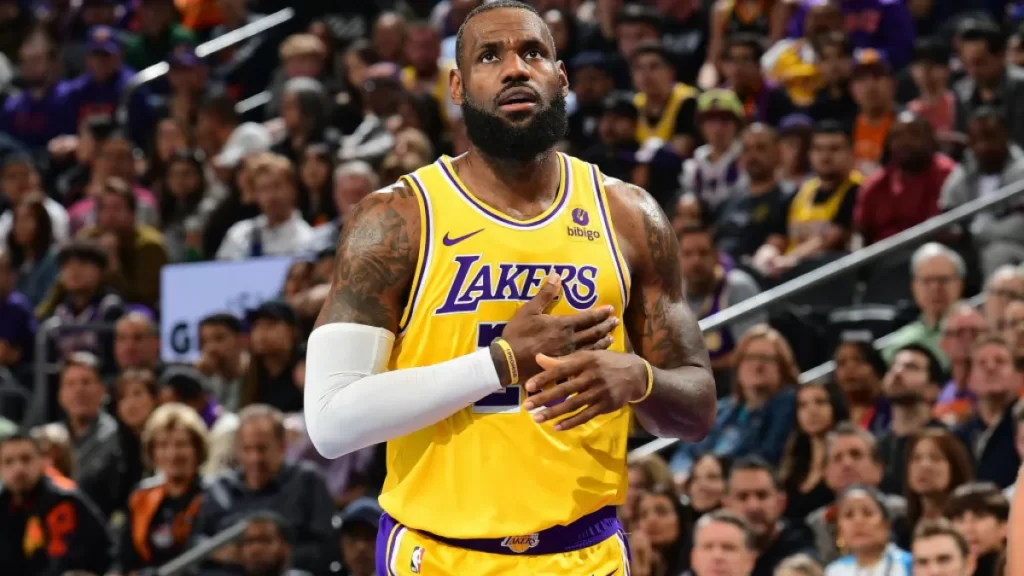 Lakers star LeBron James reminds his fans of 39,140 pointer record amid watching an NFL game between Rams vs Browns