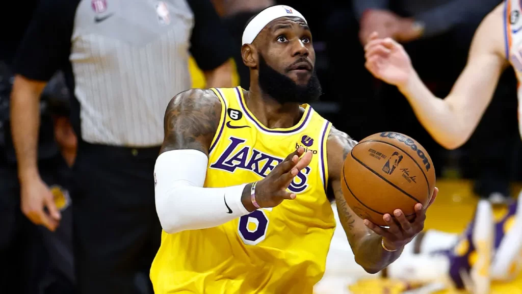 Lakers star LeBron James reminds his fans of 39,140 pointer record amid watching an NFL game between Rams vs Browns