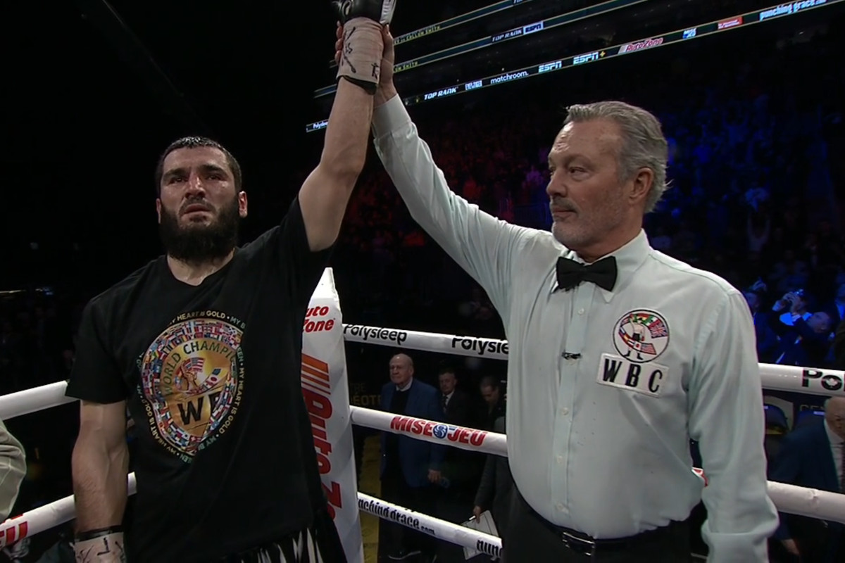 Artur Beterbiev defeated Callum Smith via knockout